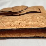 Stylowy portfel z korka z czarną podszewką - Brzeg portfela wykończony czarnym tuszem tak aby pasował kolorystycznie do tkaniny wewnątrz
