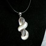 Muszla abalone, oryginalny wisiorek o fantazyjnym kształcie - 