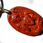 Antystresowy czerwony jaspis mokait, płaskorzeźba Anioł, wisior - 