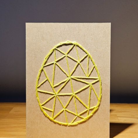 Kartka Wielkanocna - ręcznie haftowana - Pisanka żółto-zielona