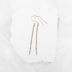 Delikatne kolczyki na łańcuszkach z turkusami.