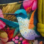 Ciemnoszara listonoszka z kominem z weluru w kwiaty i koliberki – handmade - 