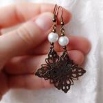 Kolczyki wiszące ze szklaną perłą i ozdobną zawieszką vintage - 