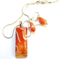 Wisiorek i kolczyki, delikatna biżuteria z pomarańczowymi agatami, zestaw