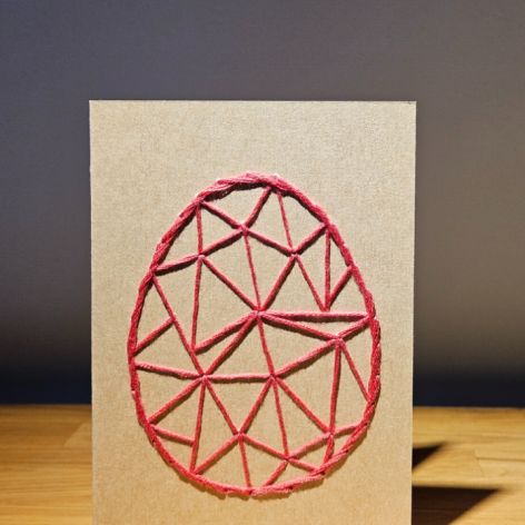 Kartka Wielkanocna - ręcznie haftowana - Pisanka różowa (ciemny)