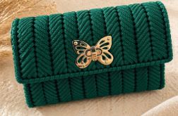 Zielona pleciona torebka handmade z motylkiem – elegancka mała torebka damska na łańcuszku