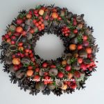 Jesienny wianek z żołędzi, jabłuszek, róży i jarzębiny 32cm - 
