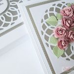 Kartka MŁODEJ PARZE srebrzysto-różowa - Srebrzysto-różowa kartka ślubna w pudełku