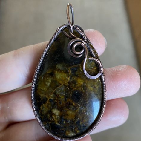 Pietersyt, miedziany wisior z pietersytem.