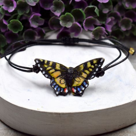 Sznurkowa bransoletka z motylkiem
