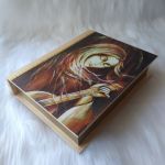szkatułka-księga z aniołem z mandoliną - z innej strony