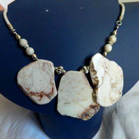 Surowe duże plastry howlitu, okazały naszyjnik