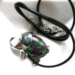 Zielony zoizyt z rubinem, wisiorek ze słoniem, słoń, słonik - 