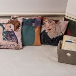 Poszewka - Egon Schiele, Kobieta z kolanem - 