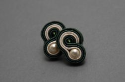 małe, kremowo-zielone kolczyki sutasz