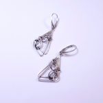 Triangulaire - Srebrne kolczyki minimalistyczne | Artystyczny wire wrapping - kolczyki trójkąty