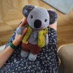 Miś koala w ubraniu, Miś pluszowy na szydełku, Miś na prezent dla dziecka - Miś koala wykonany na szydełku to idealny prezent na wiele różnych świąt! Dzięki zestawowi zdejmowanych ubranek zabawa z maskotką staje się jeszcze ciekawsza.