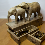 Duża statuetka dwóch słoni z szufladkami - Obie szufladki są wyjmowalne