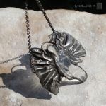 Anioł czy kobieta?... - wisior z miedzi i szkła