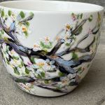 Porcelanowa filiżanka ze spodkiem ręcznie malowana Kot na jabłoni  - 