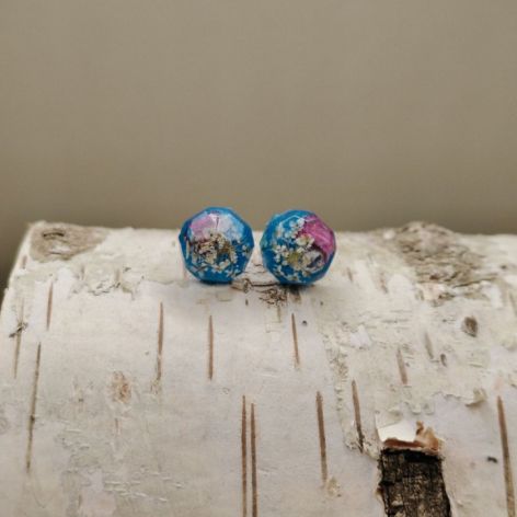 Kolczyki Niebieska Łąka – ręcznie robione kolczyki z żywicy z zatopionymi kwiatami