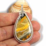 Jaspis Srebrny wisior z jaspisem trzmielim. - wisiorek na dłoni