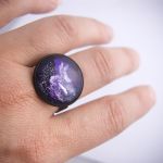 Duży pierścionek z kosmosem, fioletowy - Malunek nawiązuje do wizerunku nocnego nieba.