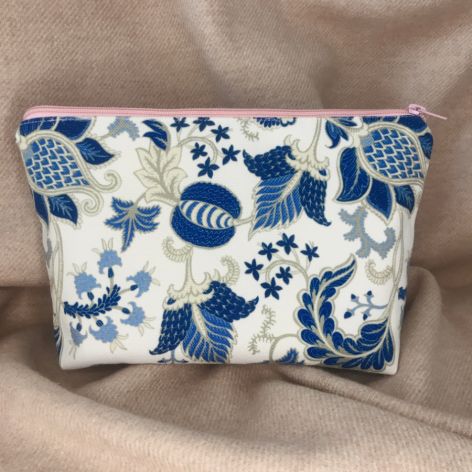 Kosmetyczka materiałowa solidna, stylowa ,praktyczna.