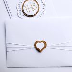 Zaproszenie na Komunię biało-brązowe handmade - Zaproszenie komunijne w ozdobionej kopercie