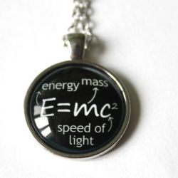 Medalion na łańcuszku E=MC2