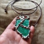 Surowy Amulet Mocy z Malachitu – Styl RAW - Regulowany naszyjnik z malachitu na rzemieniu