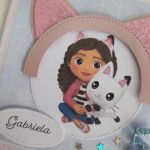 Kartka  na urodziny z prsonalizacją Koci Domek Gabi - Kartka  na urodziny z prsonalizacją Koci Domek Gabi