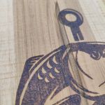 drewniana deska kuchenna ryba - deska kuchenna handmade z rybą