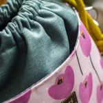 Zielona listonoszka z kominem z weluru w różowe tulipany – handmade, unikat - 