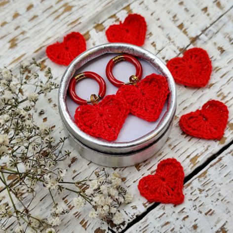 Kolczyki serduszka szydełkowe z zapięciem z emalii - czerwone