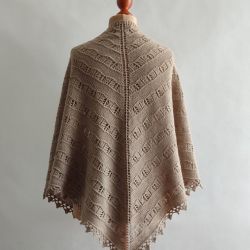 Chusta na drutach, ażur, beż.