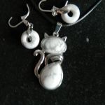 Turkus biały, wisiorek z kotkiem i kolczyki, komplet - 