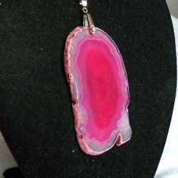 Duży, różowy nieregularny surowy agat fiksja, wisior na rzemieniu