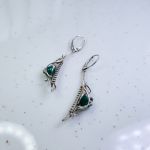 Srebrne kolczyki wire wrapping z zielonym chalcedonem– ręcznie robiona biżuteria artystyczna - Srebrne kolczyki z chalcedonem