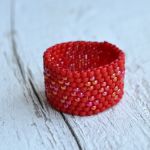 Pierścionek koralikowy czerwony - pierścionek w wyrazistym czerwonym kolorze