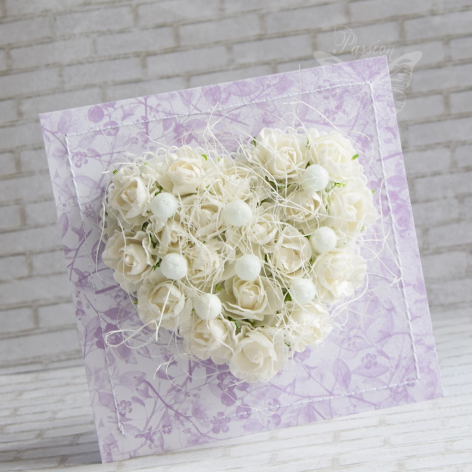 Ślubne białe róże w fiolecie