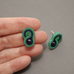 małe, granatowo-zielone kolczyki sutasz