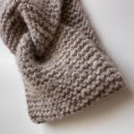 Opaska na głowę typu twist, z wełny alpaki, beżowa - Wełniana opaska twist na głowę 100% alpaka - detal