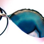 Wisiorek z niebieskim, nieregularnym surowym agatem - 