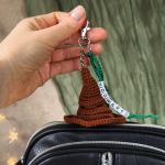 Brelok Tiara Przydziału, Zawieszka dla fanów Harry'ego Pottera - Dodatkowy sznurek z napisem "Hogwarts" z plastikowych literek.