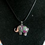 Zielony zoizyt z rubinem, wisiorek ze słoniem, słoń, słonik - 