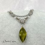 Naszyjnik chainmaille z zielonym kryształem  - 