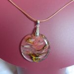 Złoto-różowy kryształ z duchem, duży okrągły wisior na rzemieniu - 