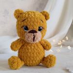 Pluszowy miś w pudełku prezentowym, Miś na prezent, Prezent dla dziewczynki - Zwierzątko ma plastikowe błyszczące oczy na bezpiecznym mocowaniu.