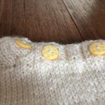 sweterek dziecięcy auto z kremowym tłem - null